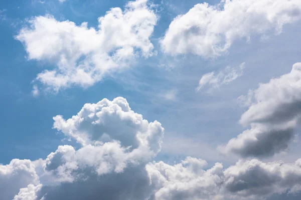 Fluffiga Moln Den Klarblå Himlen — Stockfoto