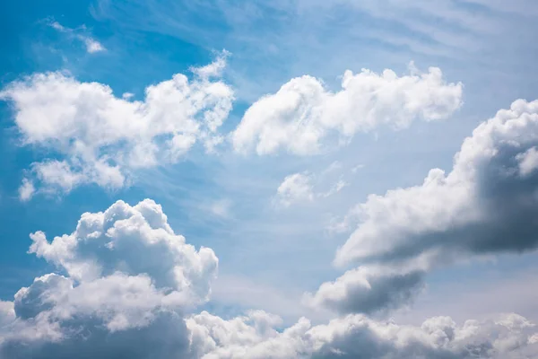 Flauschige Wolken Strahlend Blauen Himmel — Stockfoto