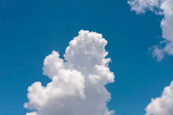 Flauschige Wolken Strahlend Blauen Himmel — Stockfoto