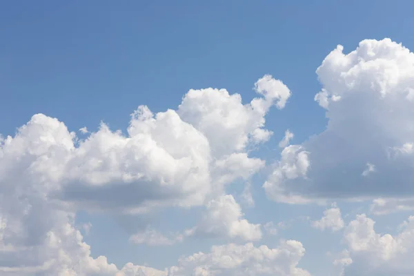 Fluffiga Moln Den Klarblå Himlen — Stockfoto