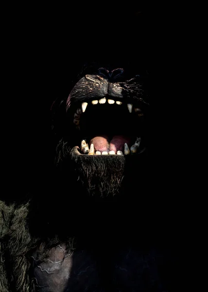 大猩猩怪物 可怕而愤怒的大猩猩 长着大下巴和邪恶的眼睛 玩具和雕像 — 图库照片