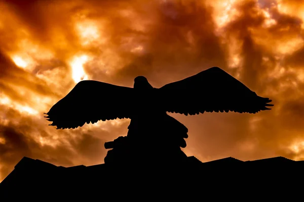 Silueta Águila Con Las Alas Abiertas Pie Techo Con Cielo — Foto de Stock