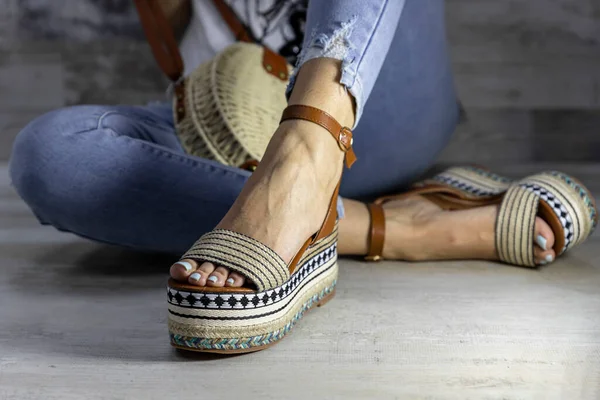 stock image Sexy woman posing in Stylish summer foot ware and purse. Comfortable sandals. Beauty fashion.