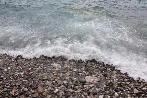 Felsstrand Und Kieselsteine Auf See — Stockfoto