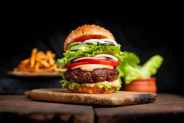 Köfteli Burger Peynir Marul Soğan Domates Salatalık Mayonez Ketçap Çöp — Stok fotoğraf