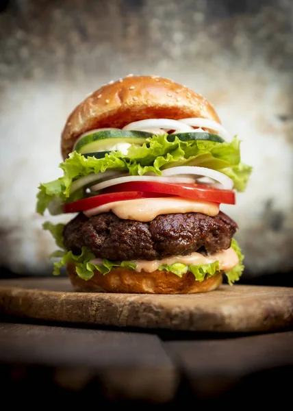 Burger Beef Meat Cheese Lettuce Onion Tomato Cucumber Mayo Ketchup — Zdjęcie stockowe