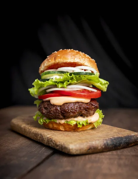 Köfteli Burger Peynir Marul Soğan Domates Salatalık Mayonez Ketçap Çöp — Stok fotoğraf