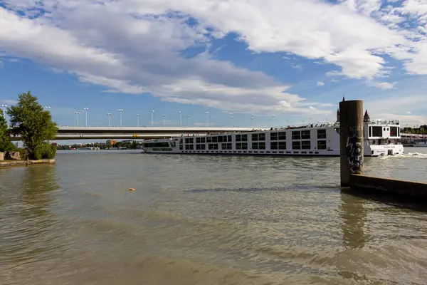 Vienna Austria August 2019 Cruise Ship Sailing Danube River City — Stockfoto