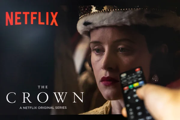 Belgrade Serbia September 2022 Watching Show Crown Netflix Remote Control — Stock Photo, Image