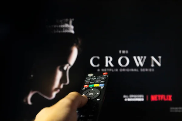 Belgrad Serbien September 2022 Fernsehshow Crown Auf Netflix Mit Fernbedienung — Stockfoto