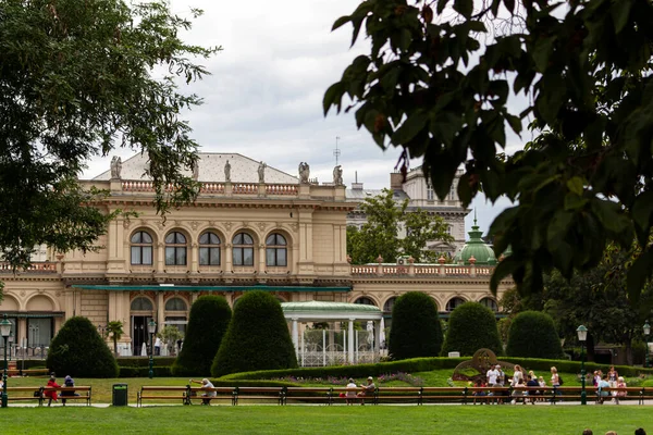 奥地利维也纳 2019年8月13日 维也纳体育场 库尔沙隆音乐厅是18世纪历史上著名的音乐厅 人们可以在公园里欣赏 — 图库照片