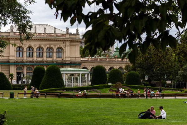 奥地利维也纳 2019年8月13日 维也纳体育场 库尔沙隆音乐厅是18世纪历史上著名的音乐厅 人们可以在公园里欣赏 — 图库照片
