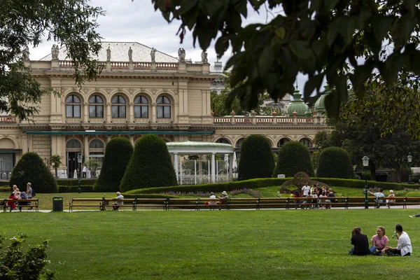 ウィーン オーストリア 2019年8月13日 スタットパークウィーン ウィズ クルサロン18世紀の歴史ある旧音楽ホールで 人々が公園で楽しむ — ストック写真