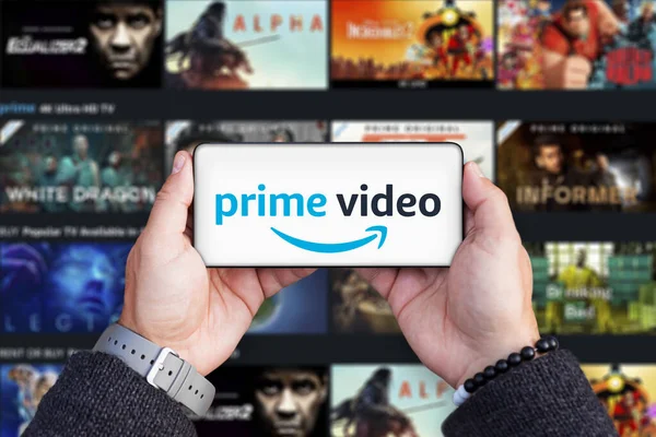 Белград Сербія Жовтня 2022 Тримати Смартфон Руках Логотипом Amazon Prime — стокове фото