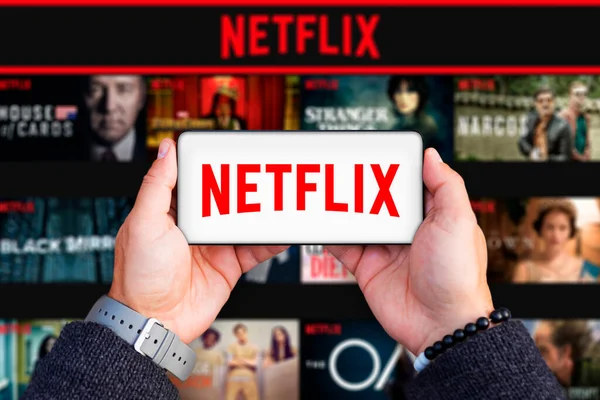 Belgrad Serbia Października 2022 Trzymanie Smartfona Rękach Logo Netflixa Ekranie Zdjęcia Stockowe bez tantiem