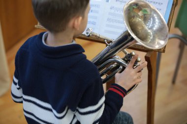 Nota kağıdında tuba çalan çocuk yakın plan müzik portresi