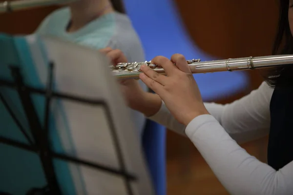Kind Spielt Flöte Finger Eines Mädchens Eines Jungen Musikers Auf — Stockfoto