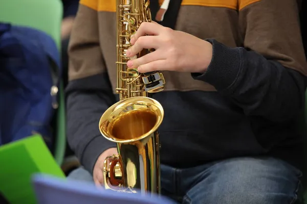 Person Jeans Spielt Saxophon Hintergrundbild Jazzkonzept — Stockfoto