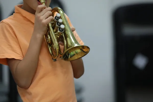 Portret Chłopca Złotą Trąbką Rękach Grającego Instrumencie Muzycznym Widok Młodego — Zdjęcie stockowe