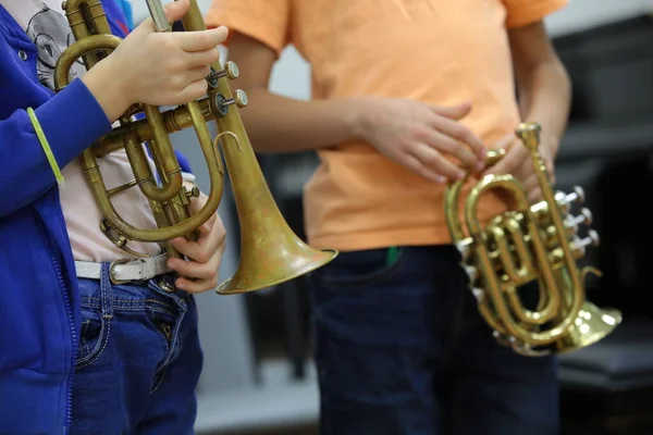 Dzieci Młodych Muzyków Stojących Instrumentem Muzycznym Trąbka Ręku Widok Przodu — Zdjęcie stockowe