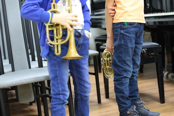 Zwei Kinder Junge Musiker Mit Einer Musiktrompete Stehen Klassenzimmer Bei — Stockfoto