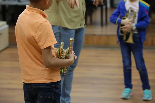 Schüler Ein Junge Und Ein Mädchen Mit Einem Musikinstrument Trompete — Stockfoto