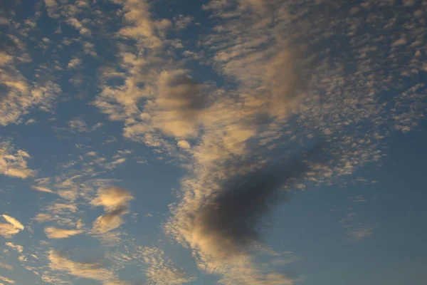 Облака Голубом Небе Освещенные Закатом Солнца Небесный Пейзаж — стоковое фото