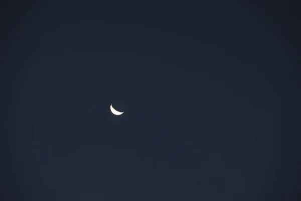 空の月 夜の銀色の月 — ストック写真
