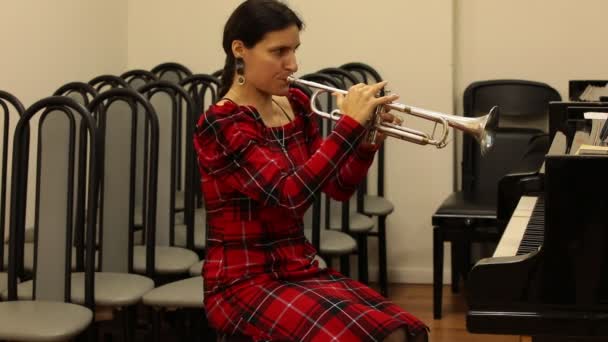 Frau Spielt Trompete Während Sie Unterricht Klavier Sitzt Lern Und — Stockvideo