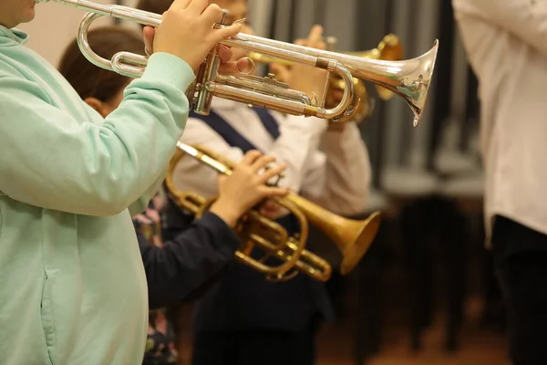 Группа Детей Студентов Музыкальных Колледжей Молодых Музыкантов Играющих Трубе Музыкального — стоковое фото