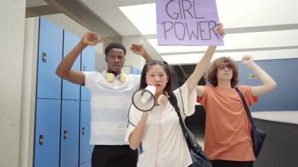 Grupp elever med banderoll i skolan protesterar för jämställdhet. — Stockvideo