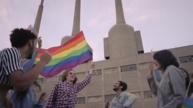 Neşeli gay gururu ve LGBT kutlaması. İnsanların homoseksüel topluluğu desteklediği aktivist bir grup. Yavaş çekim.