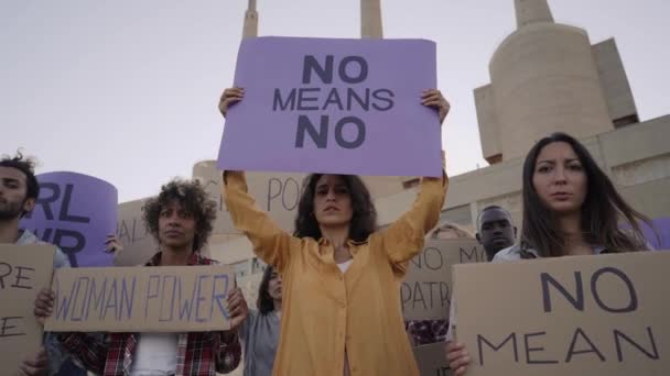 Attivista multietnica con striscioni a sostegno dei diritti delle donne. Cartelloni con slogan femministi, slow motion. — Video Stock
