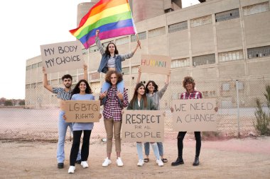 Neşeli insanlar gay gururu ve LGBT gösterisi.