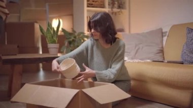 İki kadın emlak kiralamak için taşınıyor. Karton paketleri çift olarak yerleştirme ya da yerleştirme konusunda olumlu bakıyorum. Hayatın tadını mı çıkarıyorsun yoksa yeni evin hayalini mi?.