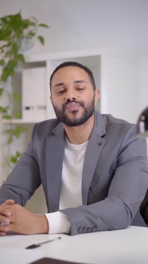 수직 영상입니다. 웹 캠은 성공을 축하하고 축하하는 행복 한 아프리카 계 미국인 사업가의 비디오 컨퍼런스를 본다. — 비디오