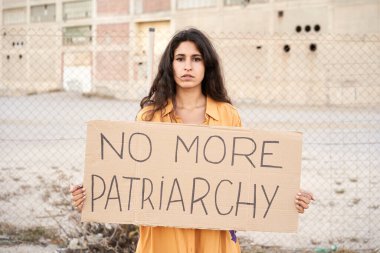 Sokaklarda protesto yapan aktivist kadın. Feminizm kavramı.