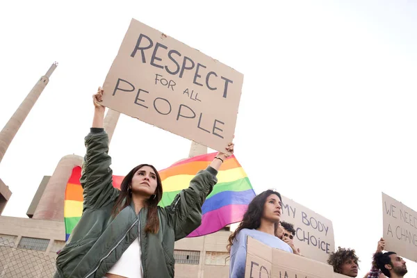 Młoda aktywistka nosi transparent z napisem "Szacunek dla wszystkich". Demonstracja wspierająca społeczność homoseksualną. — Zdjęcie stockowe