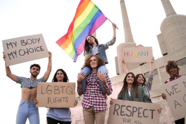 Neşeli gay gururu ve LGBT gösterisi. Eşcinselleri destekleyen aktivist gruplar.