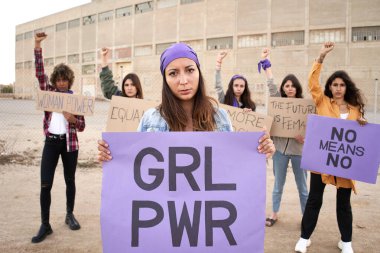Bir protestoda pankartıyla feminist.
