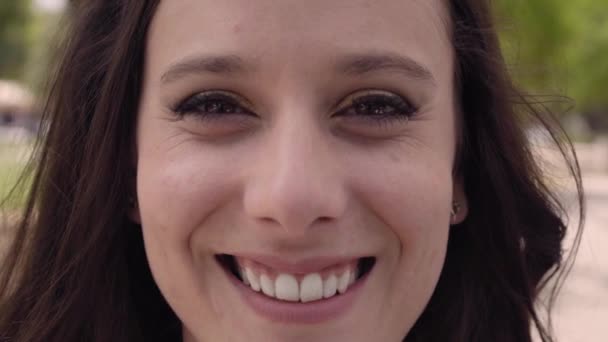 Primer plano de un retrato de una joven mujer caucásica sonriente mirando a la cámara. — Vídeo de stock