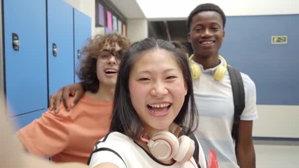 Videollamada de un grupo de estudiantes que están en la secundaria. Alegre multi-étnicos compañeros de clase ríen en línea con el teléfono celular. — Vídeo de stock