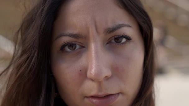 Retrato de una mujer seria mirando a la cámara. Gente enojada con gesto serio. Gente latina. — Vídeos de Stock