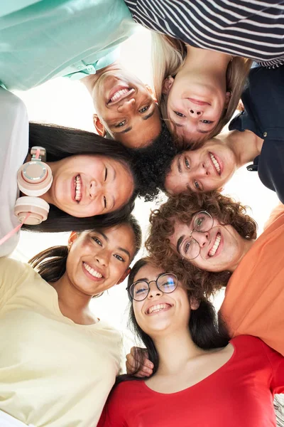 Κάθετη φωτογραφία μιας πολυφυλετικής ομάδας φίλων που βγάζουν selfie - Νέα έννοια της φυσιολογικής φιλίας με τους νέους να κοιτάζουν την κάμερα και να γελάνε. — Φωτογραφία Αρχείου