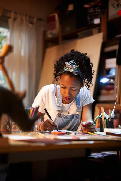 Foto vertical. Close-up de um jovem artista afro-americano trabalhando no estúdio. Pessoa criativa fazendo arte. — Fotografia de Stock