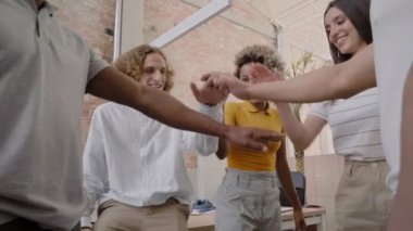 Çeşitli çalışan iş adamları birlikte beşlik çakar, heyecanlı ofis çalışanları grubu ve takım oluşturma ile uğraşan koç takım çalışması konseptinde başarı ödüllerini kutlar.