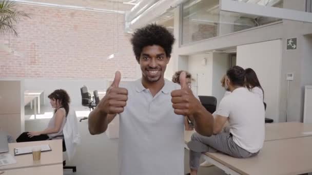 Happy orgulhoso profissional afro-americano empresário mostrar polegares para cima olhar para câmera stand in row no escritório, recurso humano para melhor conceito de escolha de negócios, retrato da equipe corporativa — Vídeo de Stock