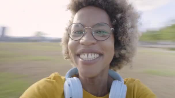 Ponto de vista de uma mulher feliz a dançar. Movimento rápido. Uma mulher a olhar para a câmara. Conceito de felicidade, amantes. — Vídeo de Stock