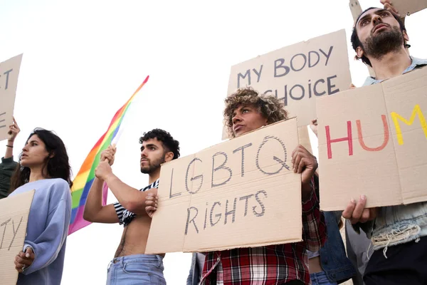 Zwolennicy i członkowie społeczności LGBTQI w demonstracji szarości dumy. — Zdjęcie stockowe
