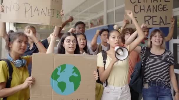 Aktivisté tiše protestují proti globálnímu oteplování. Skupina protestujících studentů stojící ve škole s plakáty. Nenásilná demonstrace. — Stock video